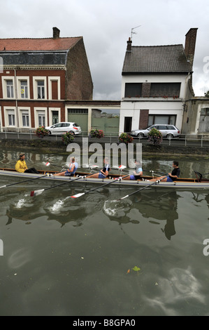 Canottaggio sul St Omer Canal France Foto Stock