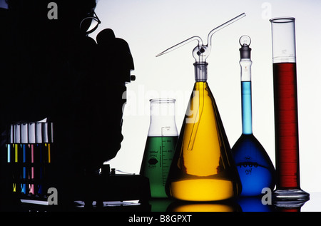 La gente che lavora,Apparecchiatura chimica farmaceutica, produzione, scienziato con microscopio Foto Stock