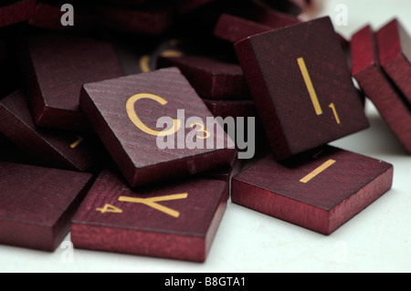 Vista dettagliata del legno gioco SCRABBLE lettera piastrelle Foto Stock