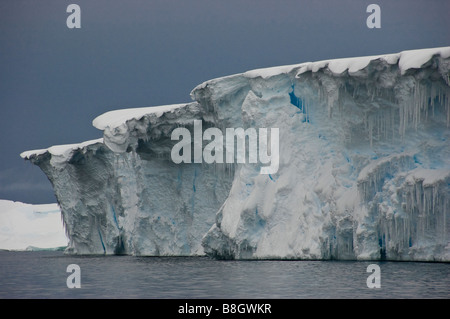 Di ghiaccio scolpito lungo il Ross Ice Shelf, Baia di balene, Mare di Ross, Antartide. Foto Stock