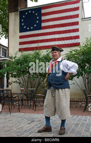 Attore in costume e bandiera, Betsy Ross House, Philadelphia, Pennsylvania. Foto Stock