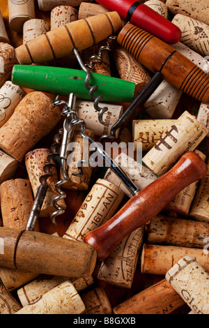 Cavatappi assortiti e tappi vino Foto Stock