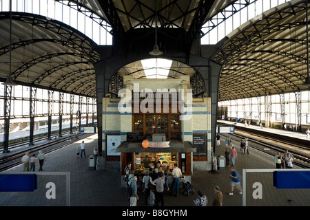 Il famoso stile Art Nouveau Haarlem Stazione ferroviaria nei Paesi Bassi. Foto Stock