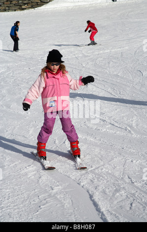 Bambino imparare a sciare a Remarkables Ski Area Queenstown Isola del Sud della Nuova Zelanda Foto Stock