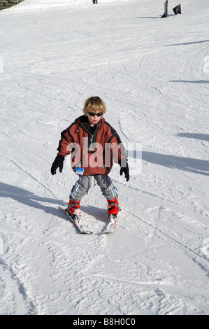 Bambino imparare a sciare a Remarkables Ski Area Queenstown Isola del Sud della Nuova Zelanda Foto Stock