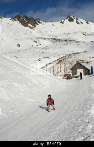 Bambino imparare a sciare a Remarkables Ski Area Queenstown Isola del Sud della Nuova Zelanda Foto Stock