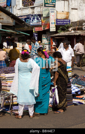 India Pondicherry MG Road tre donne locali di controllo delle merci per la vendita nel mercato di domenica Foto Stock