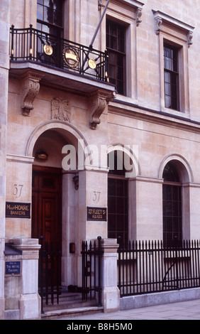 Banca Hoares entrata a 37 Fleet Street (arch: Charles Parker; costruito 1828-30), la città di Londra, Inghilterra Foto Stock