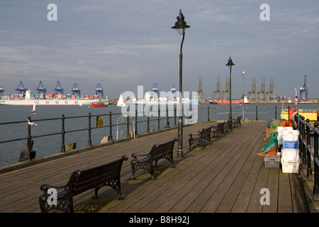 Metà vittoriano penny molo del porto di Harwich quay felixstowe contenitore porta al di là di essex England Regno unito Gb Foto Stock