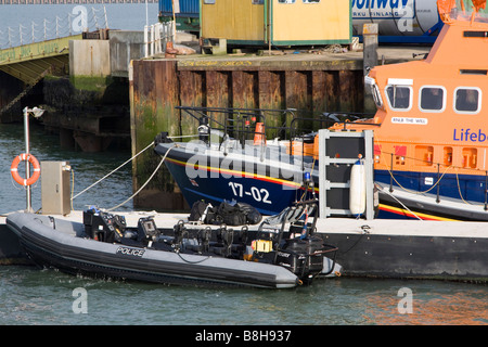 Scialuppa di salvataggio rnli nervatura di polizia Porto di Harwich quay essex England Regno unito Gb Foto Stock