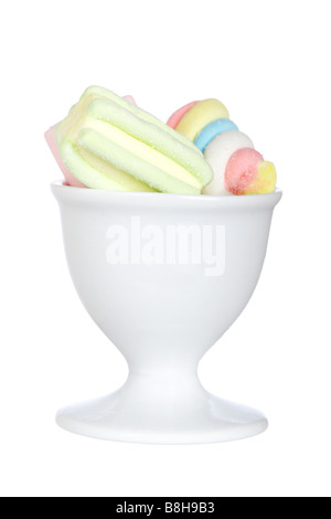 Marshmallows nel recipiente isolato su sfondo bianco Foto Stock