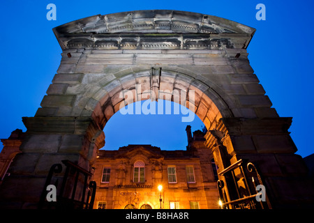 Arco in pietra ingresso al Parco del Sele in Hexham, Northumberland Foto Stock