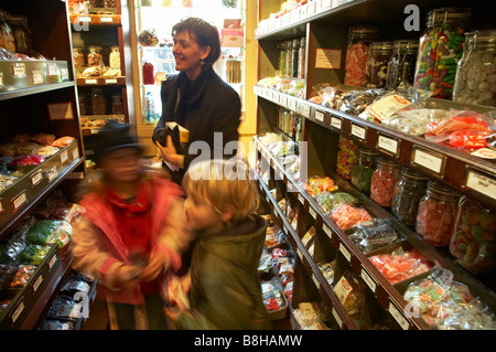 Madre e figli nel notevole negozio di dolci Arrowtown Isola del Sud della Nuova Zelanda Foto Stock