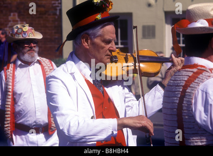 Morris ballerini che partecipano in un giorno di maggio parade di Thaxted Foto Stock