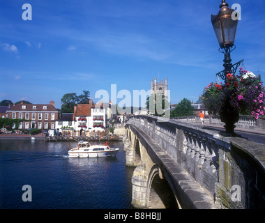 Henley Bridge - una pietra cinque arcuata di ponte che attraversa il fiume Tamigi a Henley-on-Thames, costruito nel 1786 Foto Stock