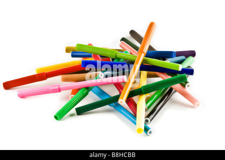 Un mucchio di molti diversi marcatori colorati isolato su bianco Foto Stock