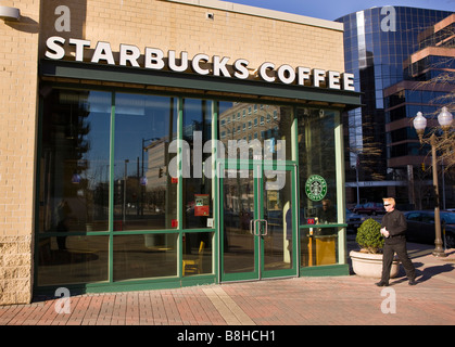 ARLINGTON VIRGINIA USA uomo cammina per Starbucks Coffee shop Foto Stock