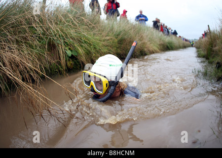 Partecipante ai Campionati del Mondo Bog snorkelling in hotel a Llanwrtyd Wells Galles Foto Stock