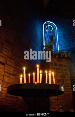 Un Neon circondato Vergine Maria statua nella cattedrale di Notre Dame, a Saigon, a Ho Chi Minh City, Vietnam Foto Stock