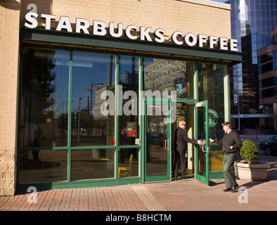 ARLINGTON VIRGINIA USA Starbucks Coffee shop e persone Foto Stock