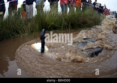 Partecipante ai Campionati del Mondo Bog snorkelling in hotel a Llanwrtyd Wells Galles Foto Stock