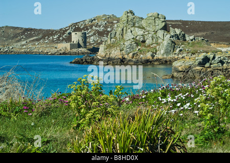 Cromwells Castello e la vecchia fortezza sul Tresco visto da Bryher Scilly Scillies Isles Foto Stock