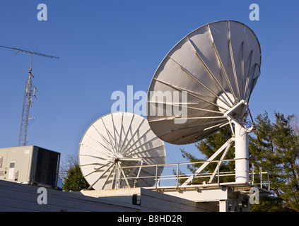 ARLINGTON VIRGINIA USA una parabola satellitare per TV via cavo sul tetto Foto Stock