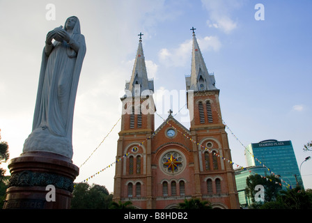 La Vergine Maria statua fuori la cattedrale di Notre Dame, a Saigon, a Ho Chi Minh City, Vietnam Foto Stock