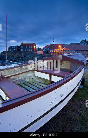 Barche da pesca tirata sul porto di Craster sulla costa Northumbrian, Northumberland, Inghilterra Foto Stock