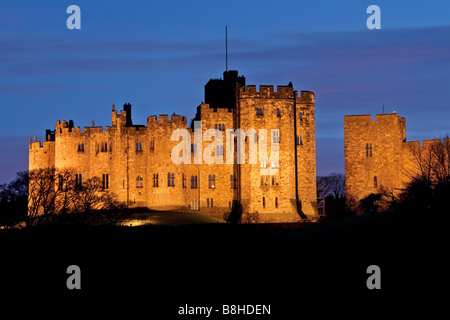Una illuminata Alnwick Castle, home per il Duca e la Duchessa di Northumberland Foto Stock