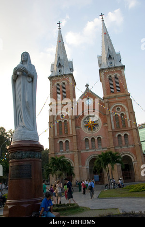 La Vergine Maria statua fuori la cattedrale di Notre Dame, a Saigon, a Ho Chi Minh City, Vietnam Foto Stock