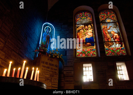 Un Neon circondato Vergine Maria statua nella cattedrale di Notre Dame, a Saigon, a Ho Chi Minh City, Vietnam Foto Stock