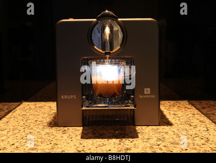 Macchina per caffè espresso Krups erogazione di caffè caldo Foto Stock