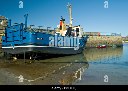 Grandi blu barca legato al fianco di porto sulla parete St Marys Isole Scilly Scillies Foto Stock