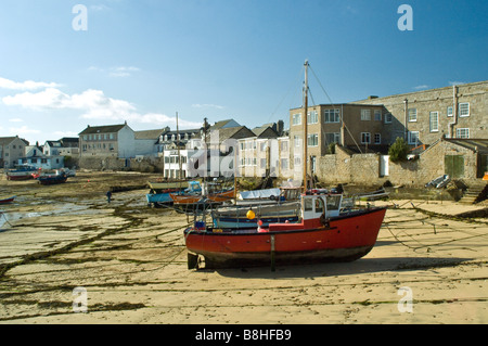 Barche da pesca ormeggiate sulla spiaggia cittadina Hugh Town St Marys sulle Isole Scilly Foto Stock