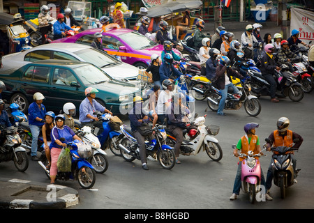 Motocicli convergono in corrispondenza di incrocio occupato a Bangkok in Tailandia Foto Stock