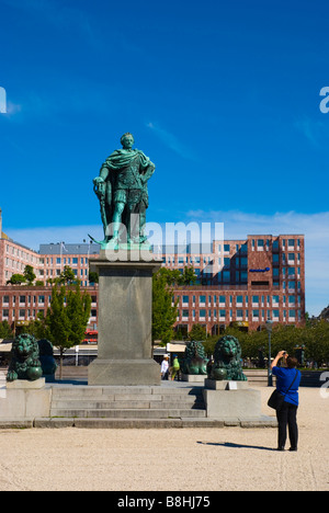 Turistica prendendo una foto della statua di Karl XIII di Kungsträdgården a Stoccolma Svezia Europa Foto Stock