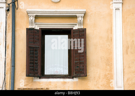 Vecchia finestra di stile barocco vecchia casa. Foto Stock