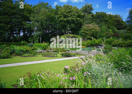 I giardini e piante erbacee confini in Castle Drogo (National Trust) Devon, Inghilterra, Regno Unito Foto Stock