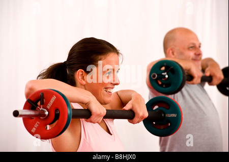 Gli istruttori a FriskisSvettis a Stoccolma provare nuove mosse e programmi di formazione per areobic, karate e lezioni di yoga Foto Stock