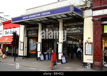 Ingresso alla stazione della metropolitana di South Kensington, Londra. Feb 2009 Foto Stock