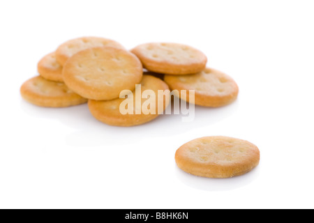 Piccolo antipasto cracker isolati su sfondo bianco Foto Stock