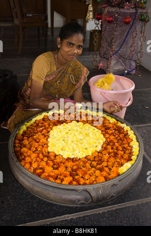 India Pondicherry Romain Rolland Street Hotel de lOrient donna disponendo le teste dei fiori Foto Stock