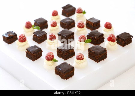 Salsa al cioccolato brownie e lampone meringhe Foto Stock