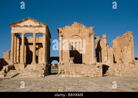 Il Campidoglio, i templi e le altre caratteristiche di una vivace città romana adornano il sito archeologico di Sufetula a Sbeitla in Tunisia Foto Stock