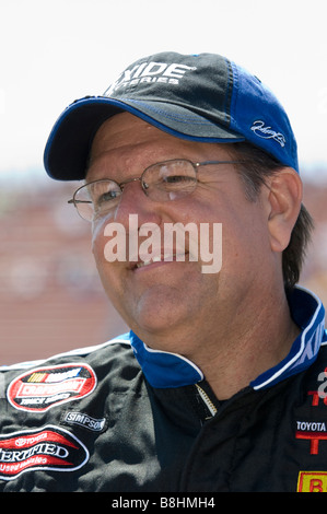 Driver di NASCAR Johnny Benson a raffreddare la città 200 doganale a Michigan International Speedway, 2008. Foto Stock