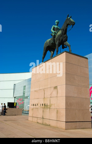 Statua di Mannerheim di fronte Nykytaiteenmuseo il museo di arte moderna di Helsinki Finlandia Europa Foto Stock