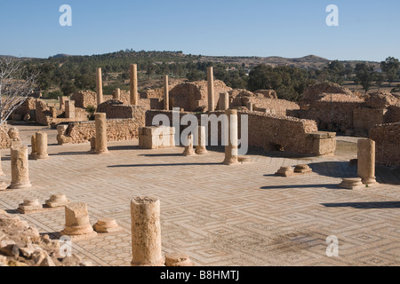 Un finemente pavimento in ciottoli e i resti di pilastri entro una volta importante città romana di Sufetula vicino a Sbeitla in Tunisia Foto Stock