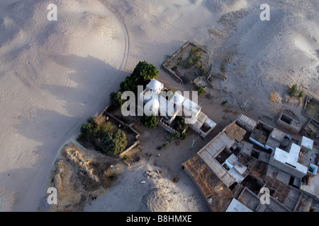 Un villaggio visto da una mongolfiera volare sopra il deserto i villaggi e i campi nei pressi di Habu tempio vicino a Luxor sul Nilo Foto Stock