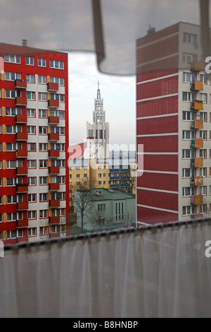 Highrise socialista blocchi a partire dalla fine degli anni settanta e una chiesa cattolica a Bialystok in Polonia Foto Stock